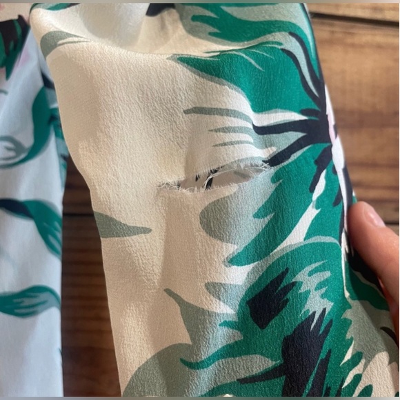 Burberry- SZ 6 Floral bBlouse- *Flaw* - Picture 10 of 10